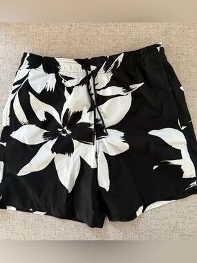 Express Men’s Black & White Floral Swim / Everyday Shorts
